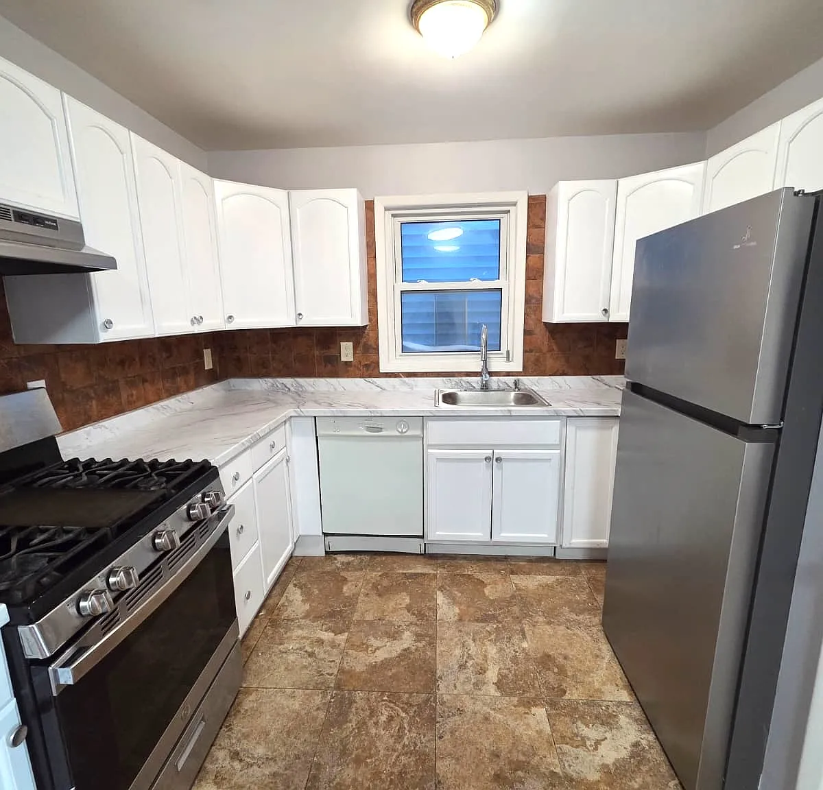 3 bed, 1200 sqft, $2,400 — Photo 4
