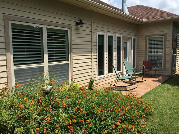 5th image of 300 Savannah Park