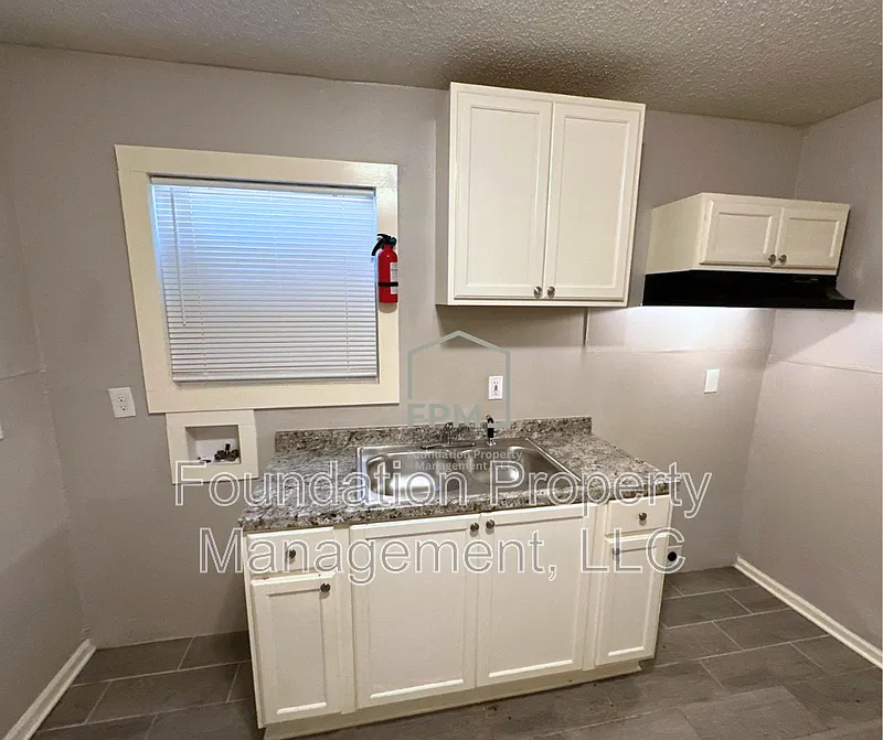 3 bed, 1.0 bath, 881 sqft, $825 — Photo 3