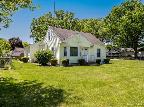 2317 Chesning Ave, Jackson, MI 49202