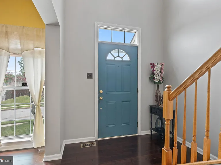 929 N York Dr — Photo 2