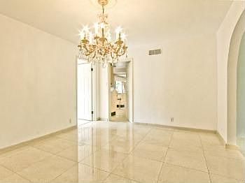 4th image of 317 Marguerita Ave