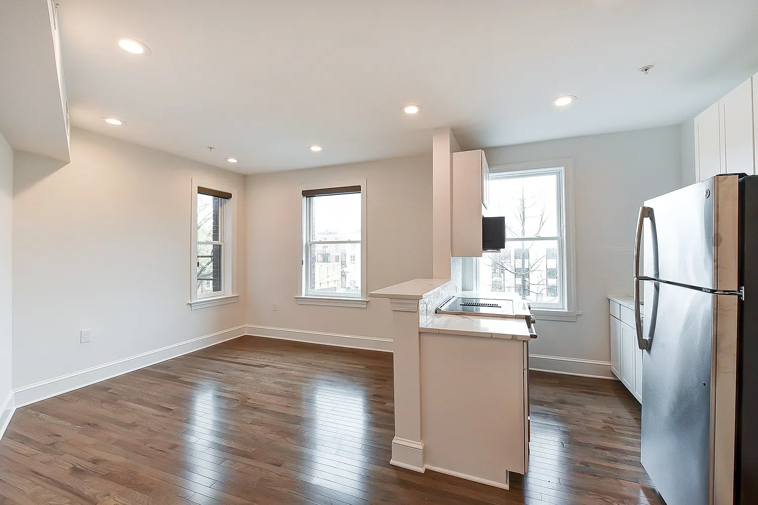 Newly Renovated Logan Circle One Bedroom One Bath With Washer/Dryer In Unit, Pets Welcomed!, Stai... — Photo 3