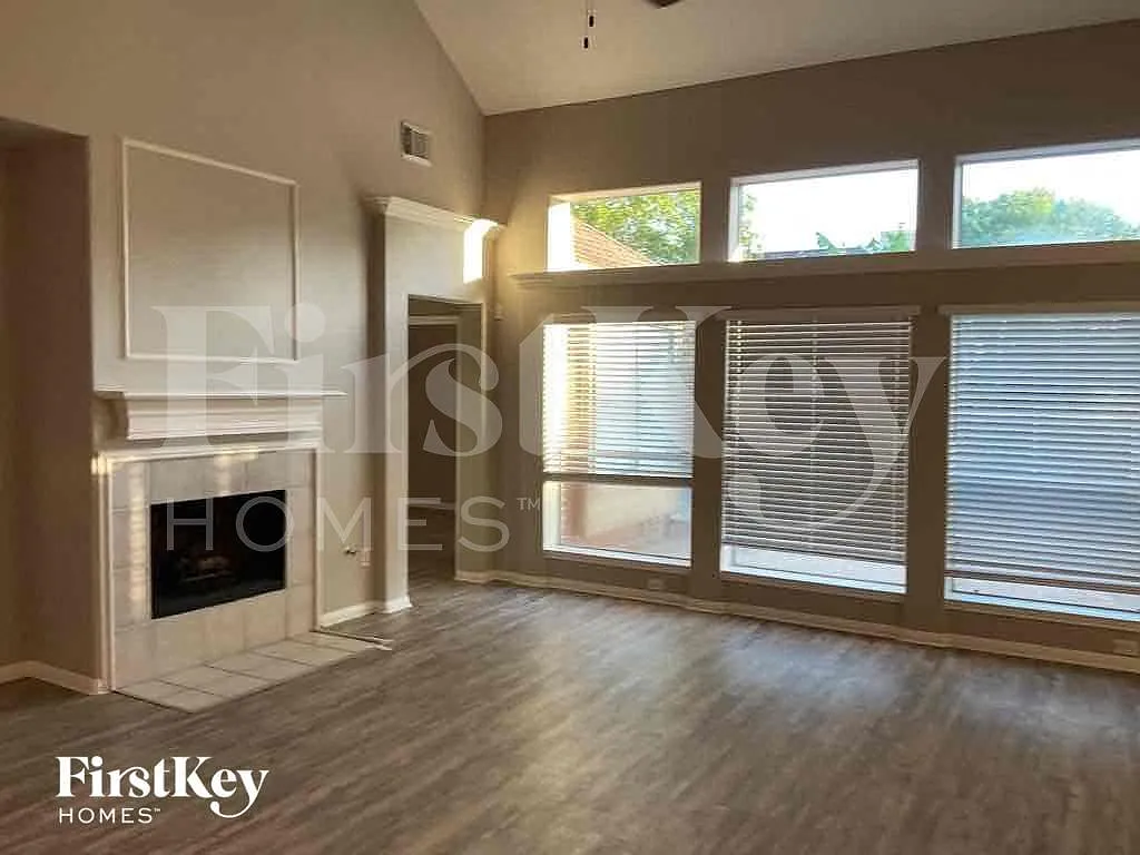 4 bed, 2.5 bath, 2516 sqft, $2,805 — Photo 2