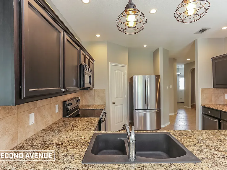 621 Creekview Dr — Photo 4