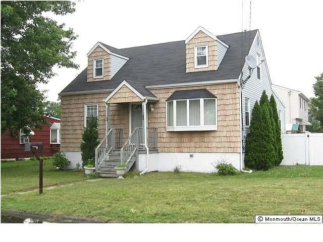 124 Hudson Ave photo 1