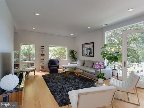 3rd image of 6208 Lakeview Dr