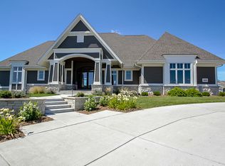 1626 Twisted Oak Ct, Hartland, WI 53029