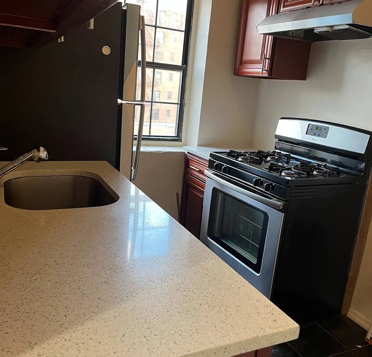 2 bed, 1.0 bath, 700 sqft, $2,300 — Photo 4
