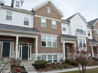 978 Tuscany Dr, Streamwood, IL 60107
