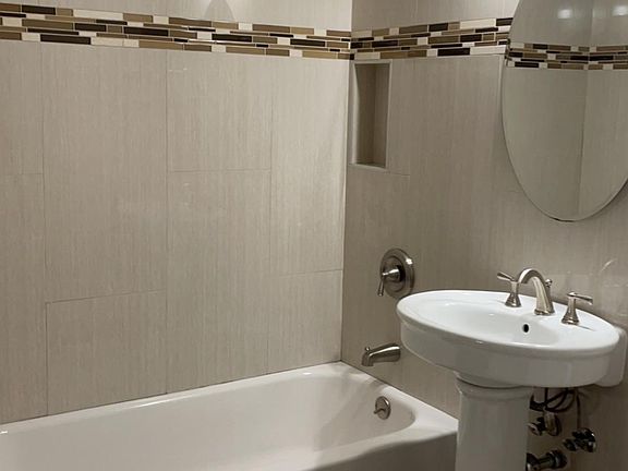 4th image of 2442 W Foster Ave #2