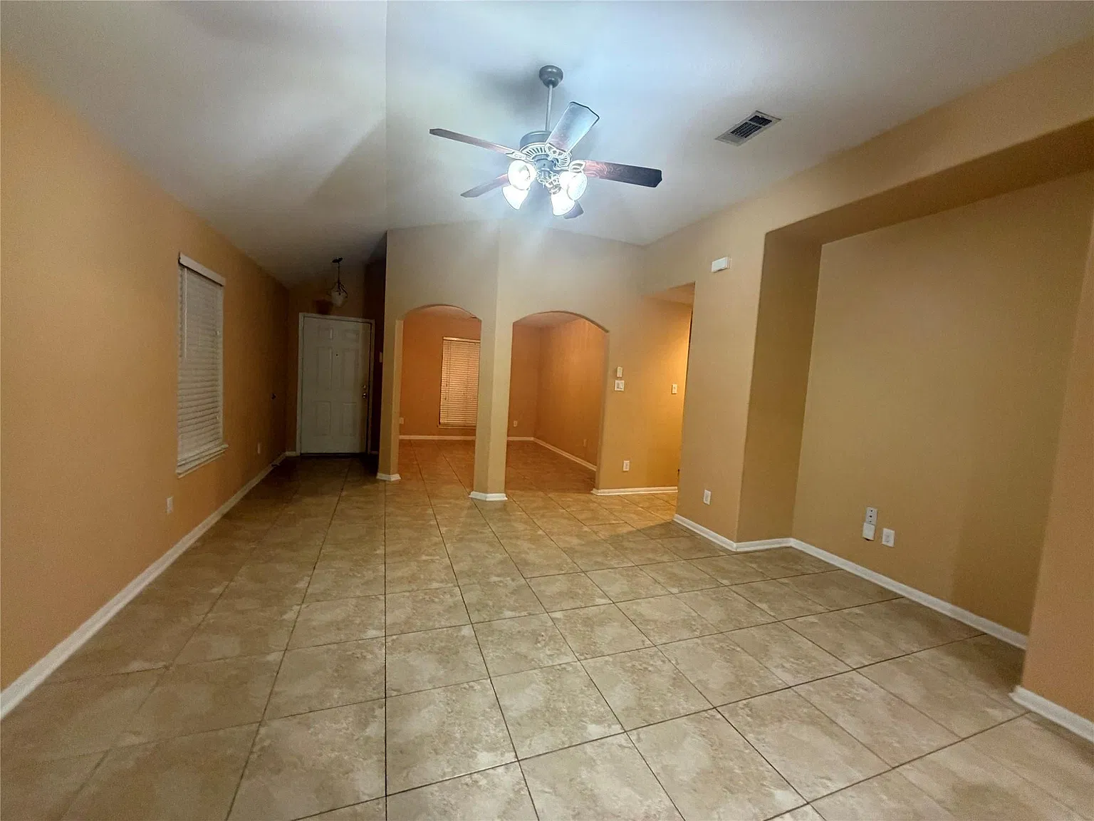 3 bed, 2.0 bath, 1660 sqft, $1,800 — Photo 3