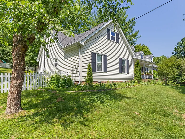 1521 Pinkerton Rd — Photo 2