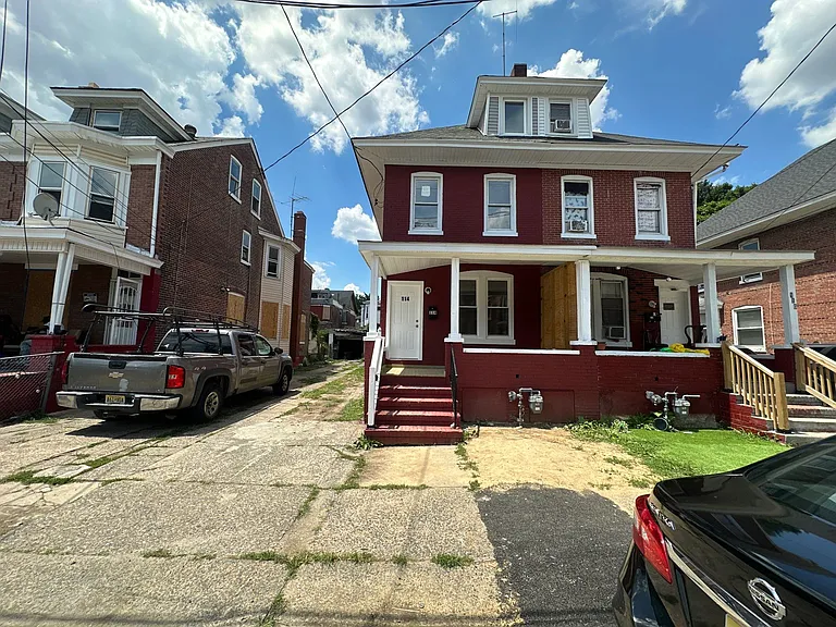114 Hoffman Ave — Photo 1