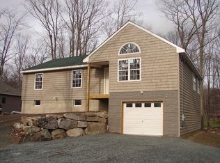 249 Eastwood Dr, Greentown, PA 18426