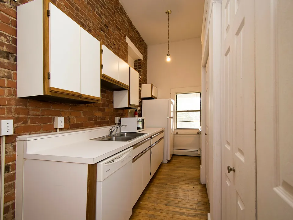 202 W Columbia Ave