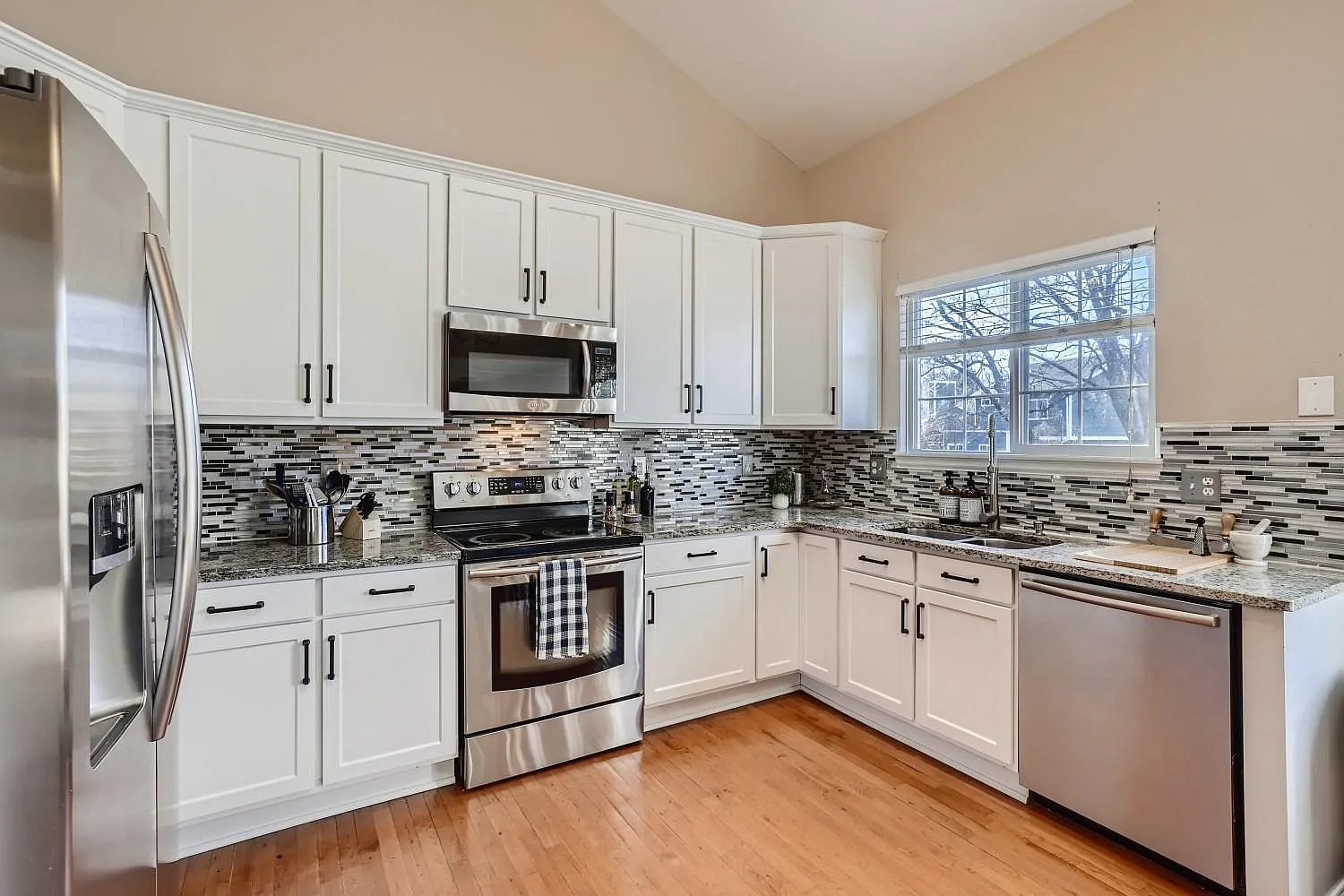 4 bed, 2132 sqft, $6,200 — Photo 2