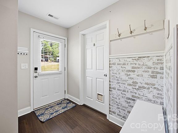 4th image of 104 Sunset Dr