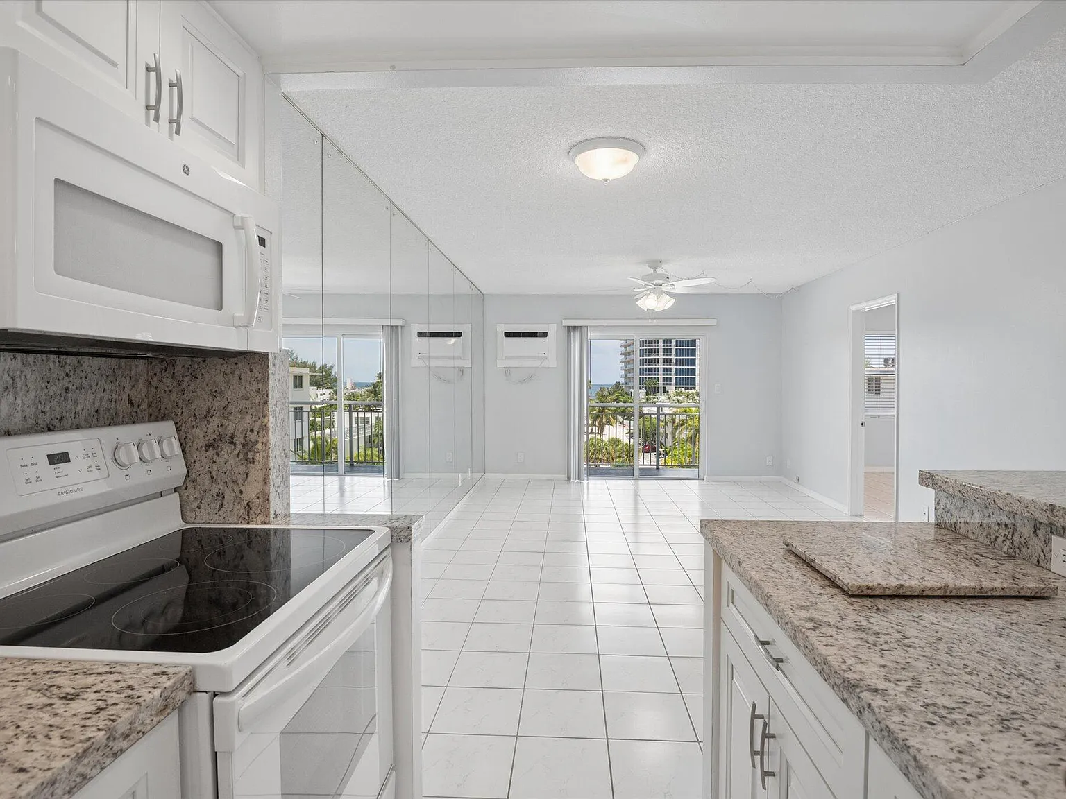 2 bed, 1.0 bath, 810 sqft, $2,400 — Photo 3