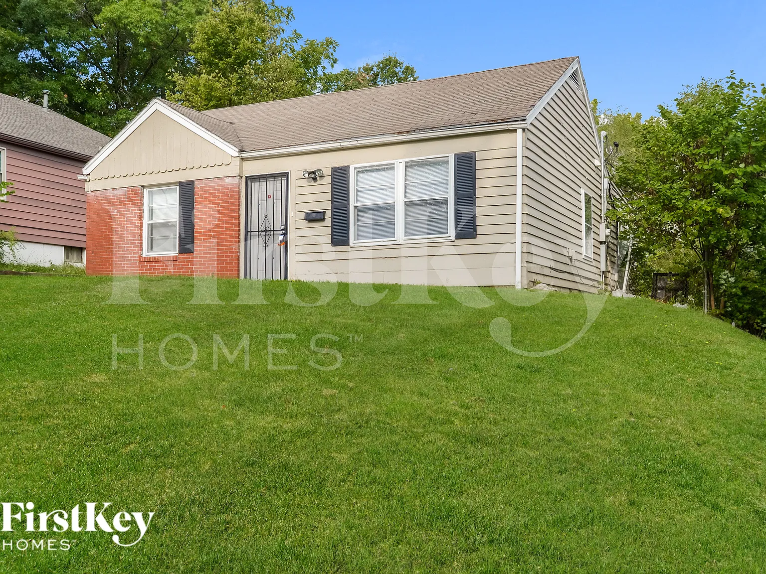 3 bed, 1.0 bath, 884 sqft, $1,370 — Photo 2