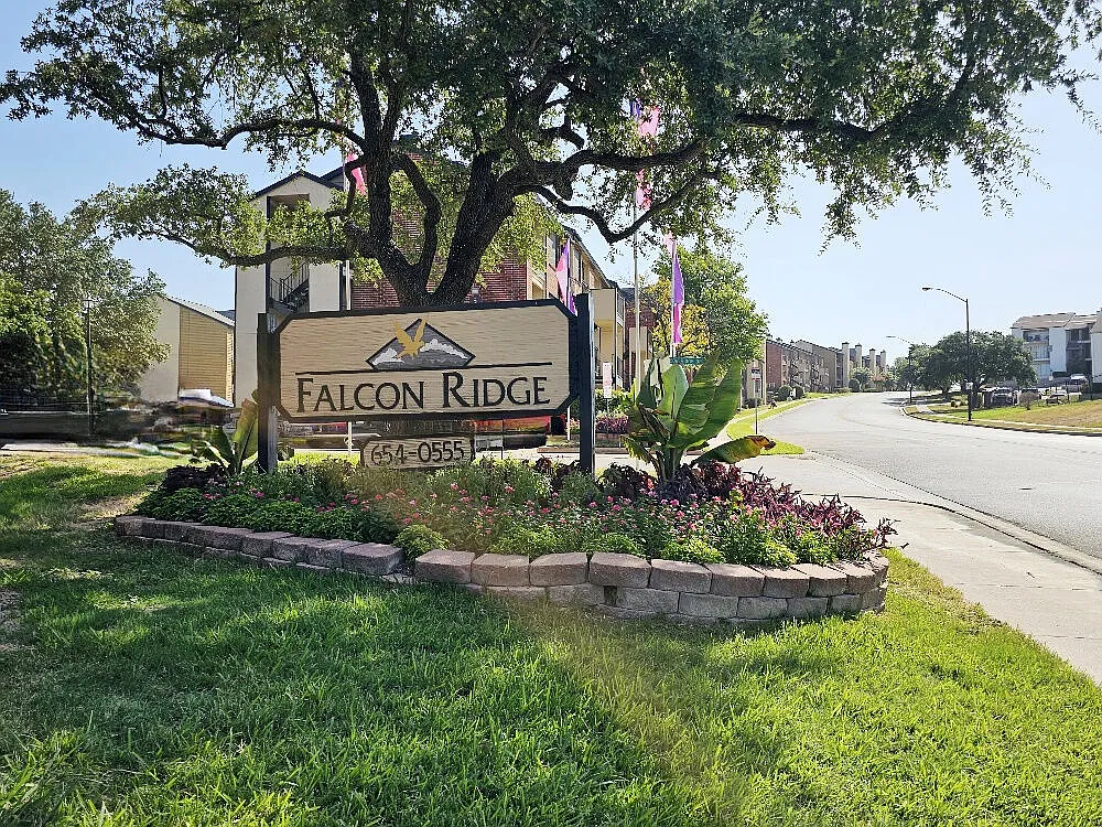Falcon Ridge Apts — Photo 1