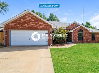 400 Julies Trail Cir, Edmond, OK 73012