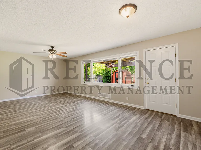 9923 W Binter Ln — Photo 18