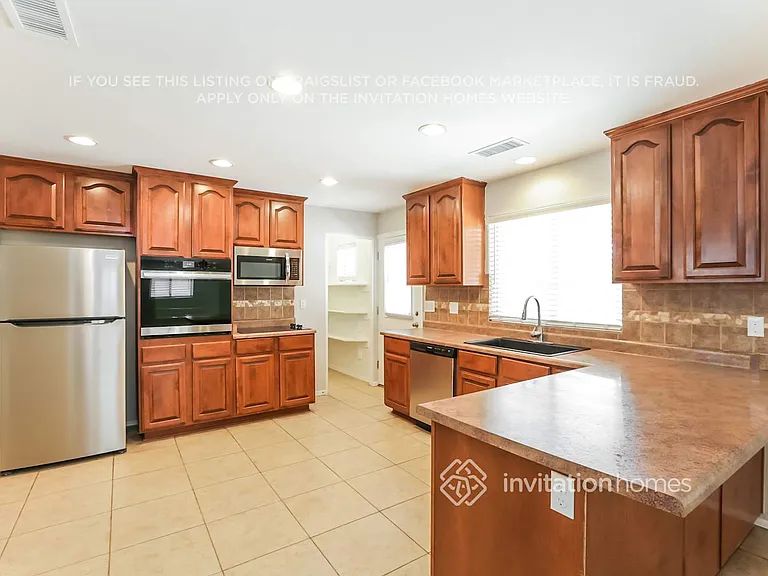 401 E Fremont Dr — Photo 5