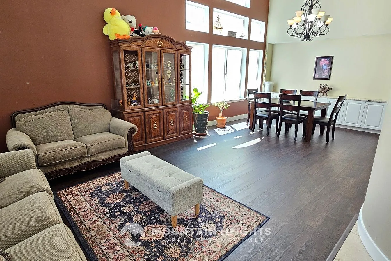 5 bed, 3.0 bath, 3200 sqft, $3,850 — Photo 2
