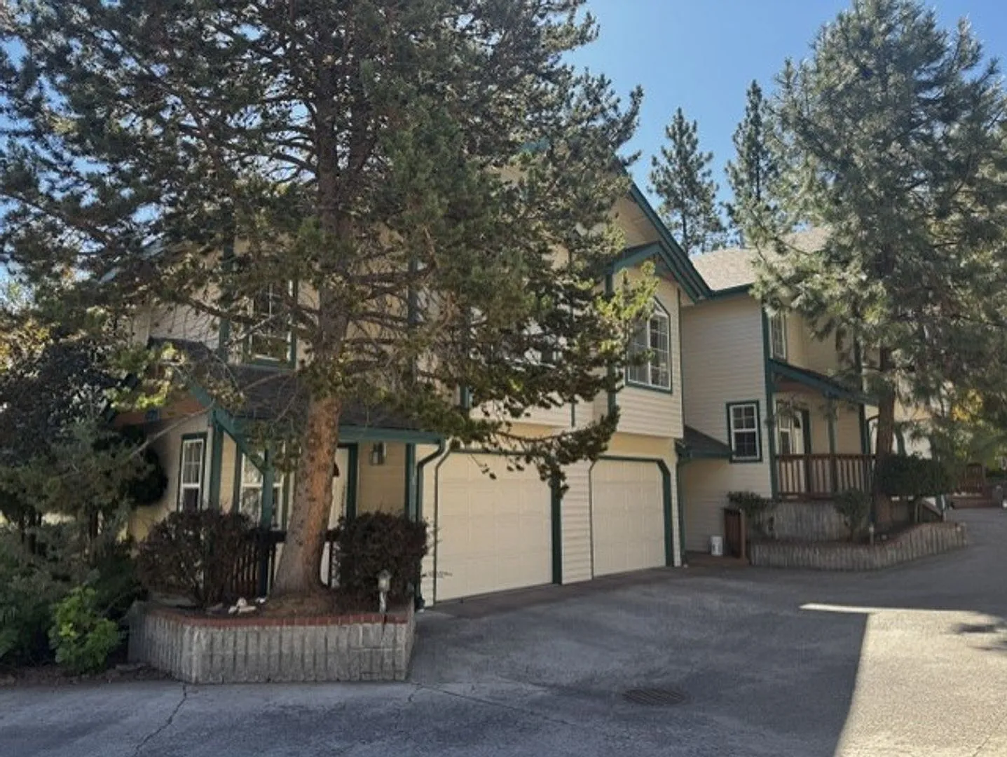 SW Bend Townhome — Photo 1