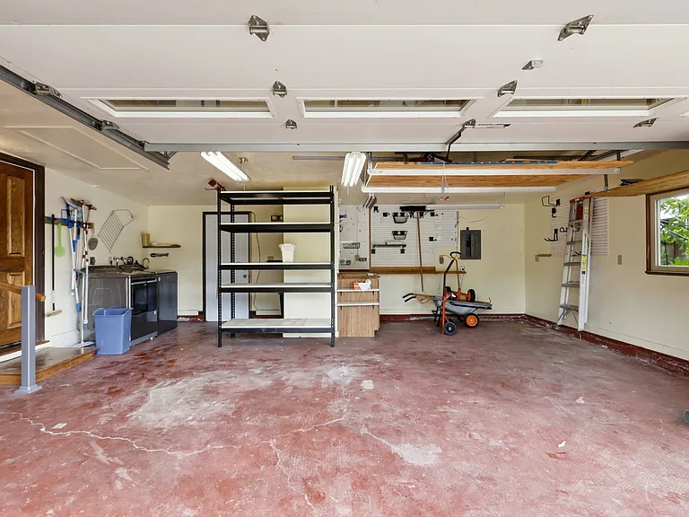 927 Lorne Way — Photo 35