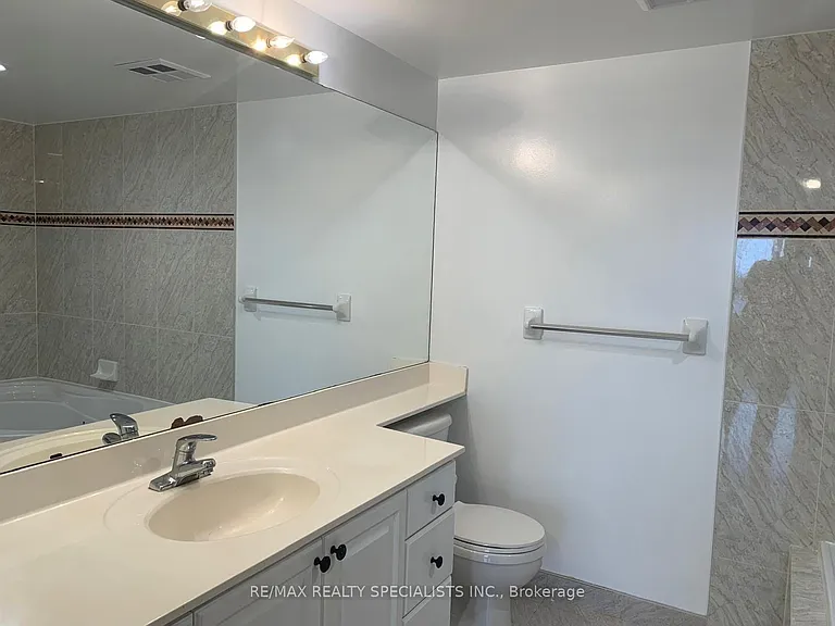 25 Kingsbridge Garden Cir #517 — Photo 10
