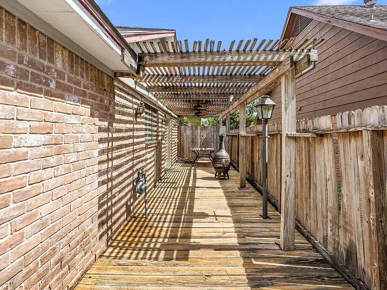 2211 Turtle Creek Dr — Photo 20