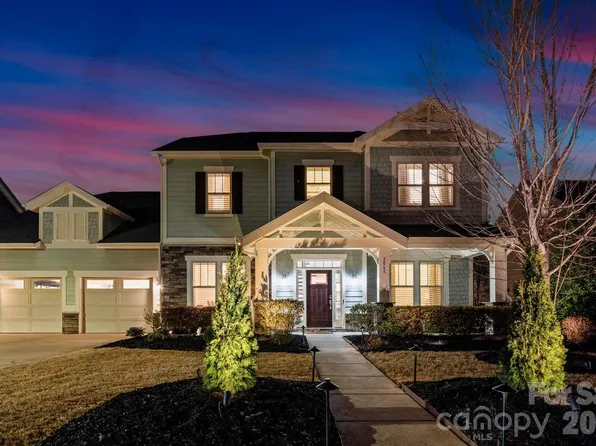 2068 Paddlers Cove Dr, Clover, SC 29710