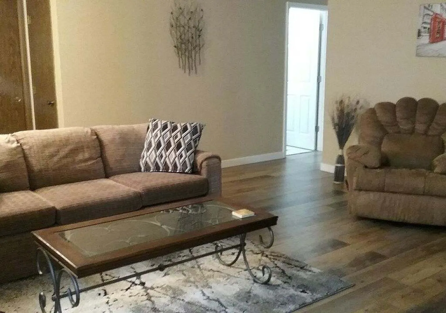 2 Bedroom, 1.5 Bathrooms - Fully Furnished Apartment near Sky Lakes and Oregon Tech! — Photo 2