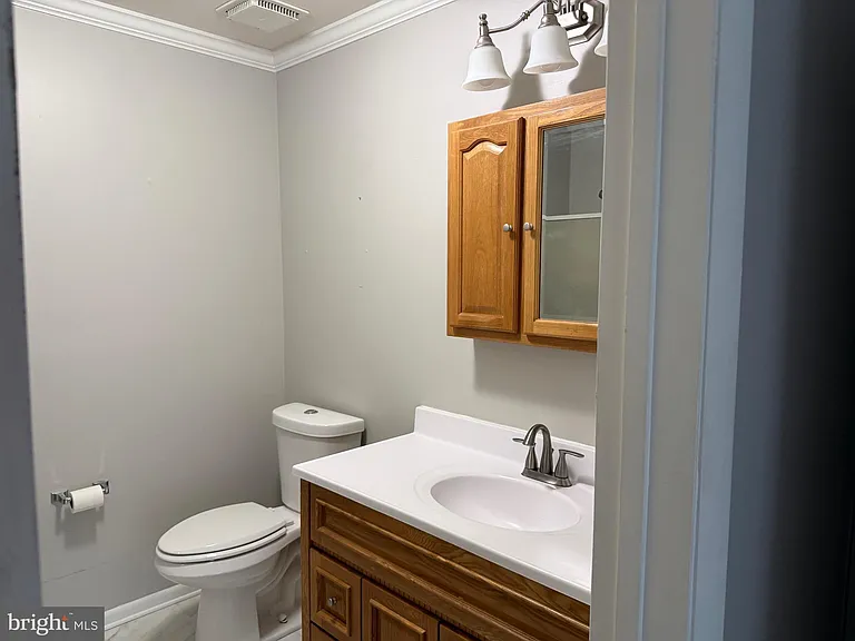204 Village Rd — Photo 12