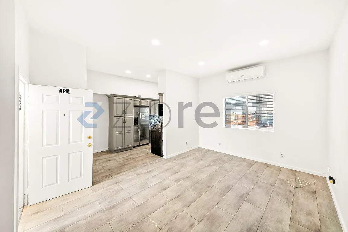 Building Photo - 1122 Southkingsley Dr
