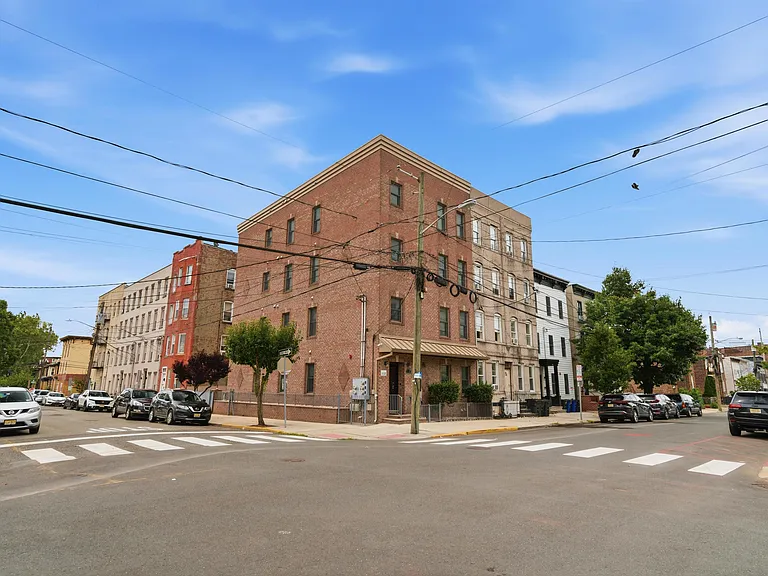21 Saint Pauls Ave #1 — Photo 23