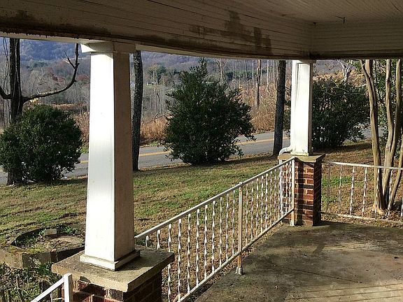 Front Porch (22' x 7')