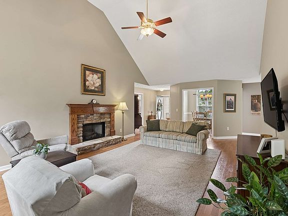 5th image of 121 Chestnut Hill Dr