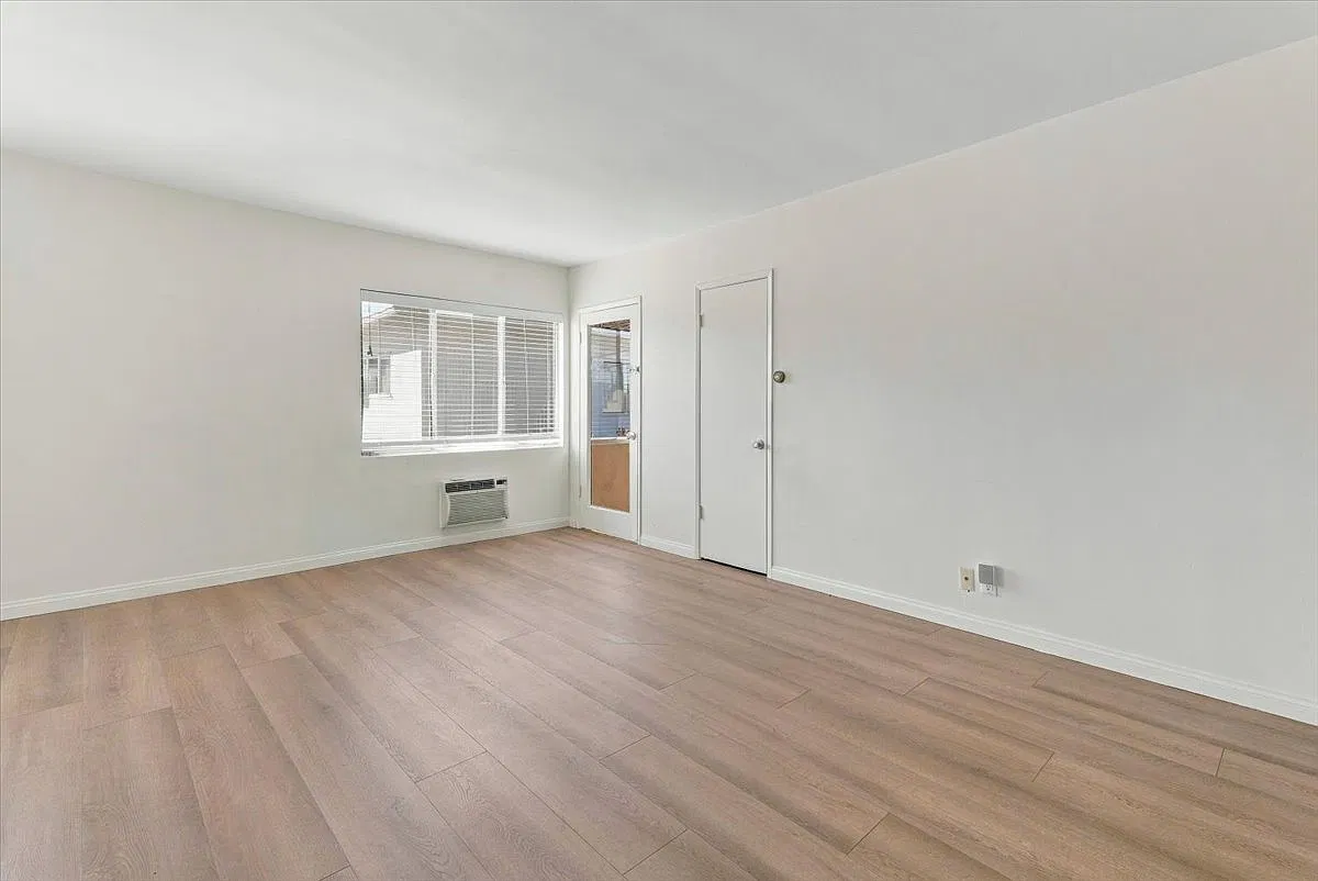 2 bed, 800 sqft, $3,500 — Photo 4