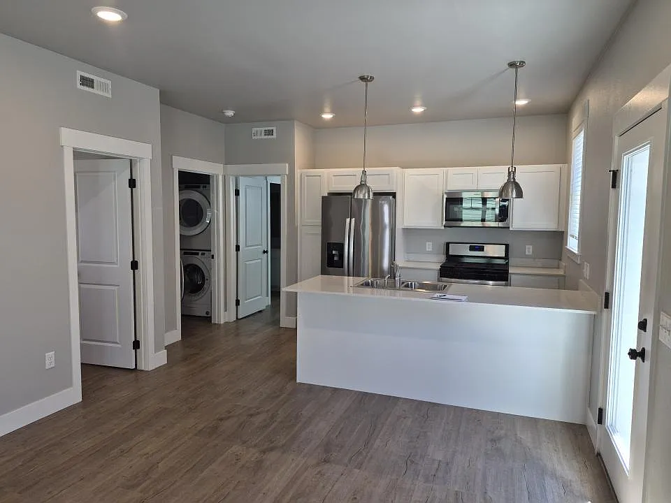 3 bed, 2.0 bath, 1067 sqft, $2,395 — Photo 2