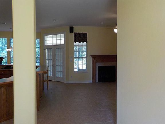 4th image of 570 Beaver Lake Dr