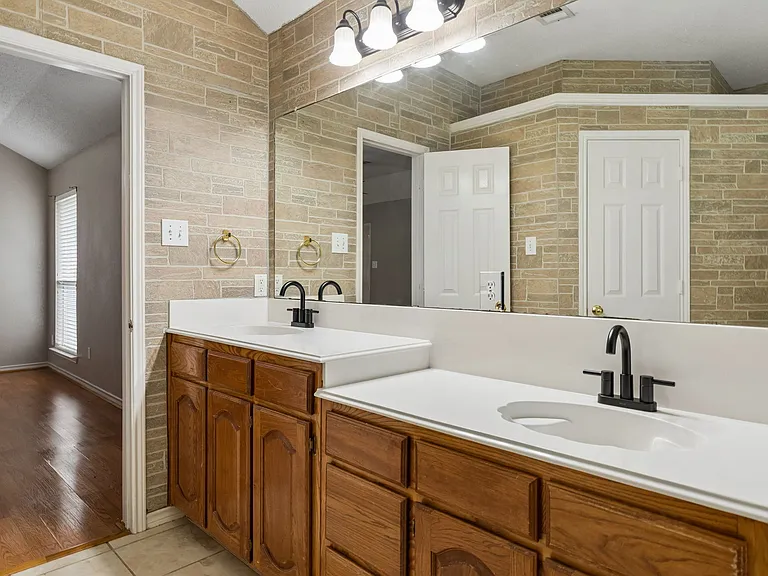 300 Thomas Dr — Photo 26