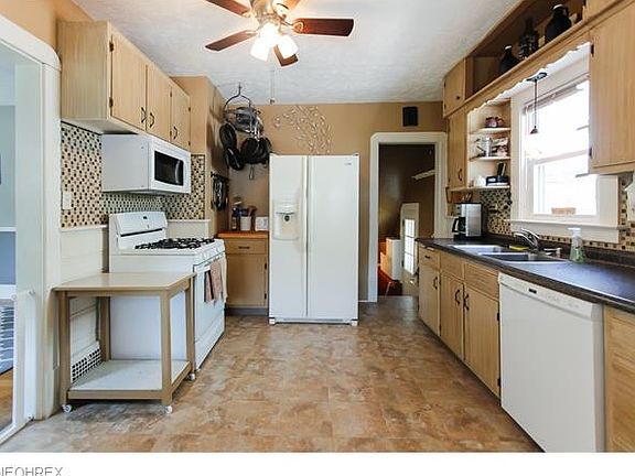 3rd image of 2081 Wyandotte Ave