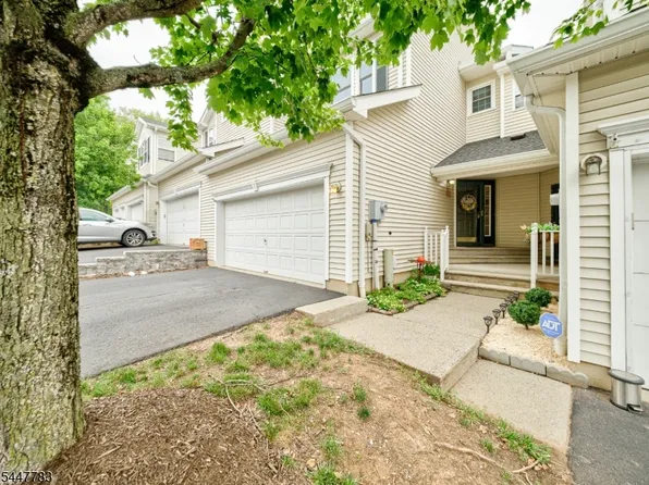 7 Old Orchard Ct, Clinton Town, NJ 08809