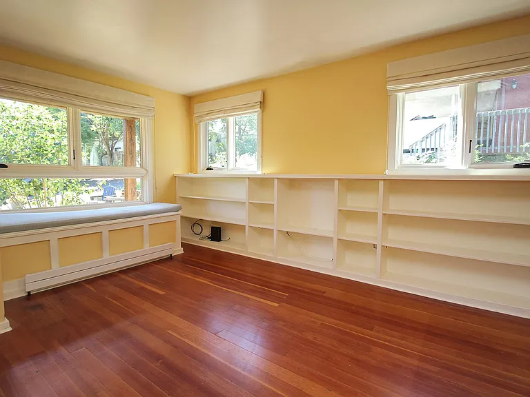 9233 SW Brier Pl — Photo 6