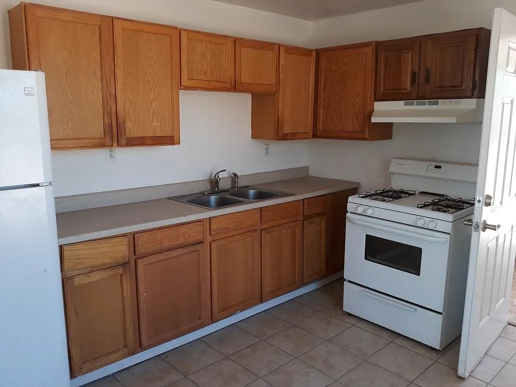 2 bed, 1000 sqft, $899 — Photo 3