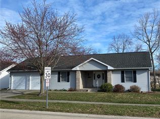 1843 Victoria Ln, Charleston, IL 61920