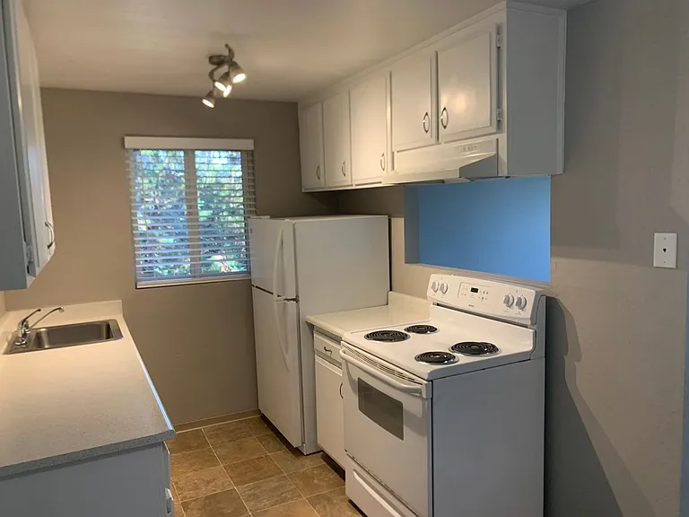 Sequoia Grove Apartments — Photo 6